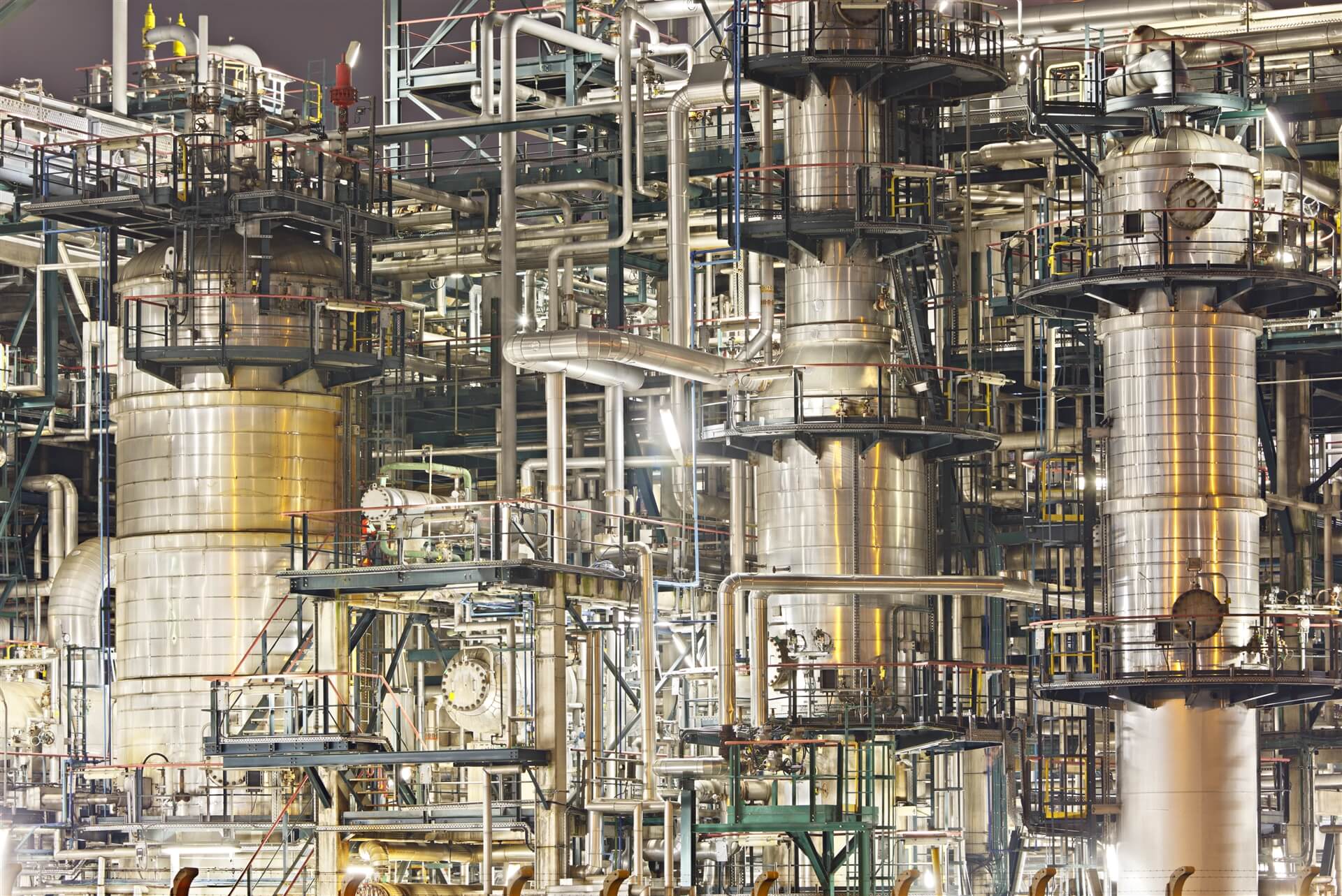 chaotic-refinery-detail-at-night-9L7DMQN chaotic-refinery-detail-at-night-9L7DMQN